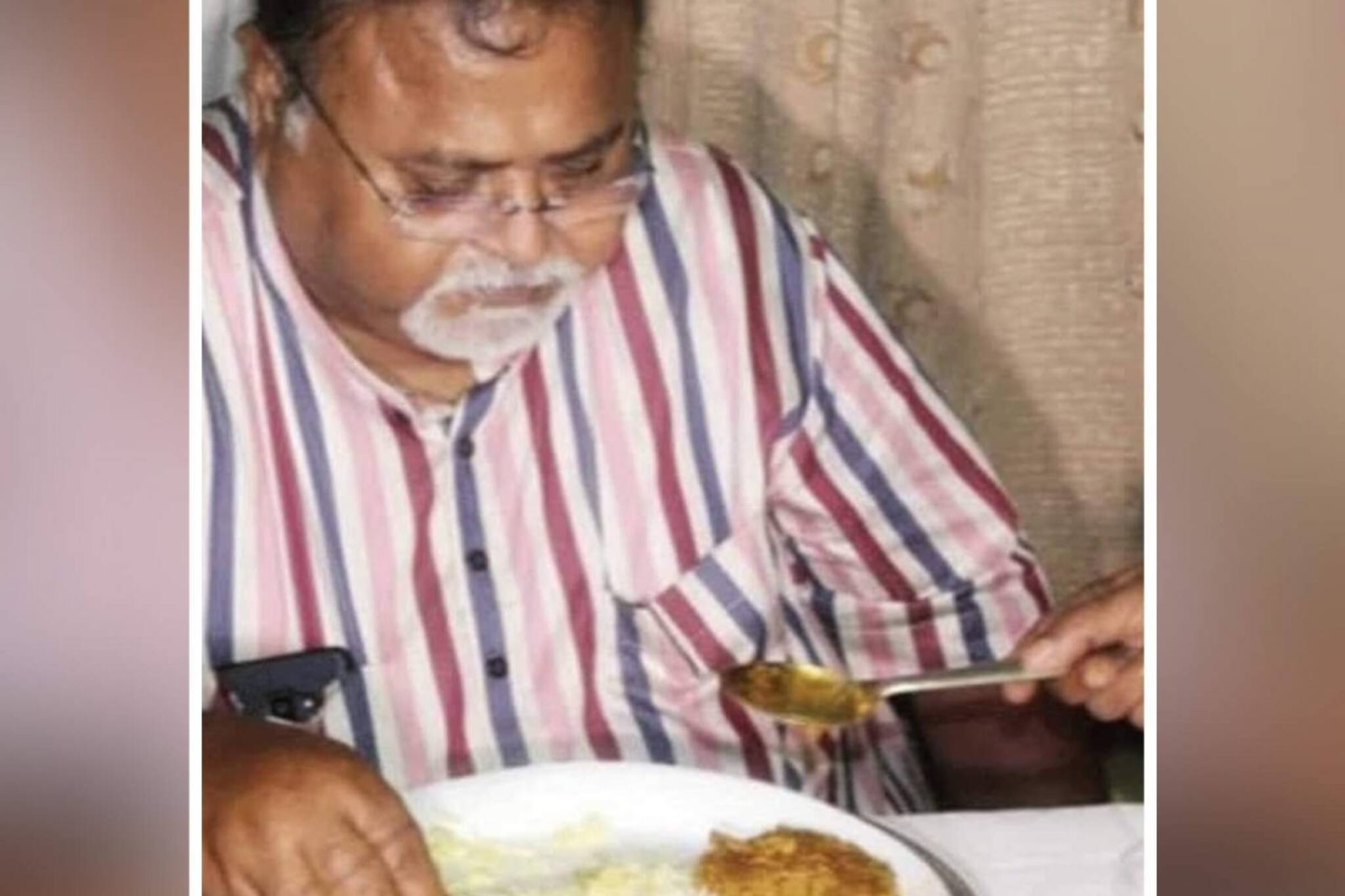 নেই বাহারি পদ, খাদ্যরসিক পার্থ সাদামাটা খাবারেই সারলেন রবিবারের মধ্যাহ্নভোজন