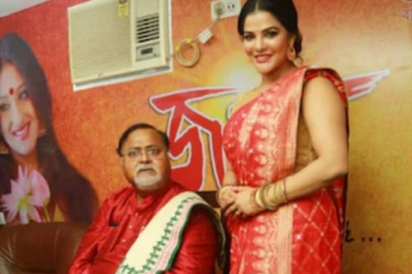 সূত্রের খবর, অর্পিতা মুখোপাধ্যায় নাকতলা উদয়ন সংঘের পুজোর সঙ্গে যুক্ত ছিলেন দীর্ঘদিন। একবার দুর্গাপুজোর 'মুখও' হয়েছিলেন অর্পিতা। পার্থ চট্টোপাধ্যায়ের সঙ্গে তাঁর ছবিও রয়েছে।