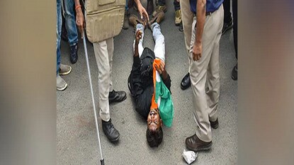 বিক্ষোভকারীদের মধ্যে CTET, BTET উত্তীর্ণ প্রার্থীরাও ছিলেন