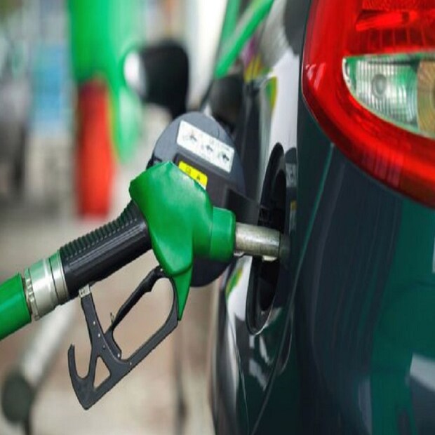 দেশের তিনটি অয়েল মার্কেটিং সংস্থা HPCL, BPCL ও IOC প্রতিদিন সকাল ৬টায় পেট্রোল ও ডিজেলের দাম জারি করে থাকে ৷ নতুন দাম ওয়েবসাইটের পাশাপাশি মোবাইল ফোনে এসএমএস-এর মাধ্যমেও চেক করতে পারবেন ৷
