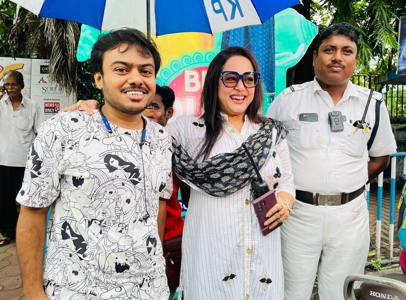 শুক্রবার মুক্তি পাচ্ছে “চলন্তিকা কলকাতা” তারই অভিনব প্রচারে বুধবার সকালে যাদবপুর থানায় দেখা মিলল অপরাজিতা আঢ্যর। তাঁকে দেখে হতবাক পথচারীরা। বুধবার ঝিরঝির বৃষ্টির মধ্যেই সাদা সালোয়ার কামিজ ও কালো ওড়না পড়ে নিজের মেজাজে ট্রাফিক সামলালেন ছোট পর্দার লক্ষ্মী কাকিমা। লাইসেন্স পরীক্ষা করছেন এবং কারো মাথায় হেলমেট না থাকলে বুকুনিও দিচ্ছেন। তখন তিনি একেবারে কলকাতা চলন্তিকার দেবীদি।