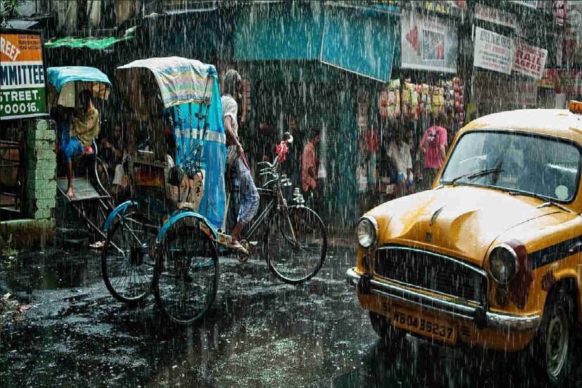 *দক্ষিণবঙ্গে আপাতত কোন সিস্টেম না থাকায় অতি বৃষ্টির সম্ভাবনা নেই। বাতাসে জলীয় বাষ্প এবং তাপমাত্রা বেশি থাকায় বিক্ষিপ্তভাবে বৃষ্টি চলবে। বজ্রগর্ভ মেঘ থেকে স্থানীয়ভাবে বজ্রবিদ্যুৎ-সহ হালকা মাঝারি বৃষ্টির সম্ভাবনা। প্রতীকী ছবি। 