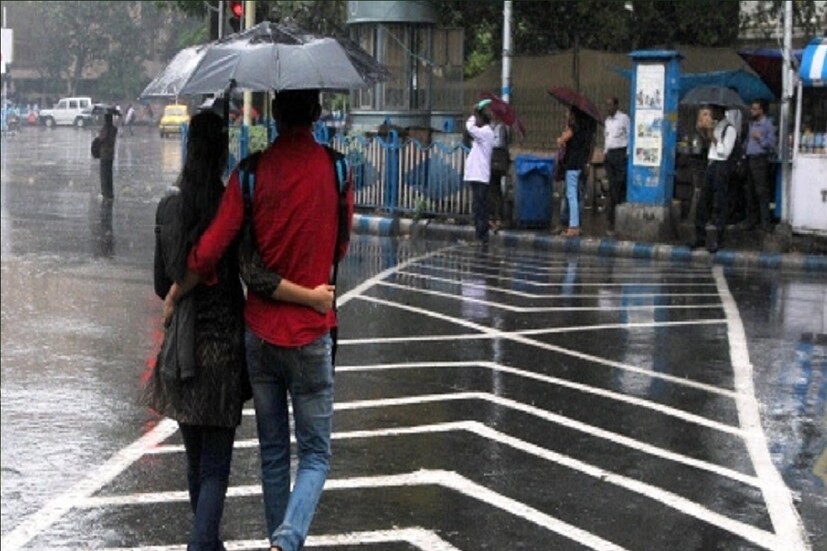 *আগামিকাল মঙ্গলবার বৃষ্টি কিছুটা বাড়তে পারে। মঙ্গলবার মুর্শিদাবাদ, নদিয়া এবং উত্তর ২৪ পরগণা এই ৩ জেলায় ভারী বৃষ্টি এবং দক্ষিণবঙ্গের অন্যান্য জেলাতেও বজ্রবিদ্যুৎ সহ হালকা মাঝারি বৃষ্টির পরিমাণ একটু বেশি হবে। চলতি সপ্তাহে বজ্রবিদ্যুৎসহ বৃষ্টি চলবে দক্ষিণবঙ্গে। প্রতীকী ছবি। 