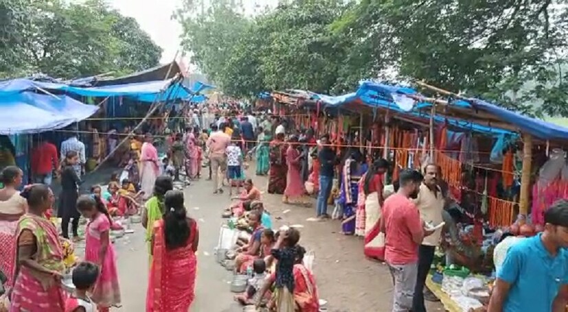 জানা যায়, কয়েকশো বছর আগে স্থানীয় এক বাসিন্দা রামশরণ চক্রবর্তী মাঠে লাঙল দিয়েছিলেন। সে সময়ই লাঙলের ধাক্কায় শিবলিঙ্গটি উঠে আসে। সেই শিবলিঙ্গটি মাটি থেকে উঠে আসার পরে, সেদিন রাতেই ওই কৃষক শিবের স্বপ্নাদেশ পান। তখন ছোট মাটির মন্দির তৈরি করে চন্দ্রচূড় শিব মন্দিরের প্রতিষ্ঠা করে পুজো শুরু হয়।   স্থানীয়রা দাবি করেন, মন্দির তৈরির কিছুদিনের মধ্যেই কাশিমবাজারের তৎকালীন রাজা মণীন্দ্রচন্দ্র নন্দীর নায়েব তাঁর অসুস্থ স্ত্রীকে নিয়ে ওই শিবমন্দিরে নিয়ে যান। সেখানে পুজো দেওয়ার পর শিবের কাছে মনস্কামনা করেন। তারপরেই তাঁর স্ত্রী সুস্থ হয়ে ওঠেন। তখনই তিনি খুশি হয়ে ওই জায়গায় টিনের আটচালা সহ একটি একতলা মন্দির তৈরি করে দেন। (ছবি ও লেখা: Nayan Ghosh)
