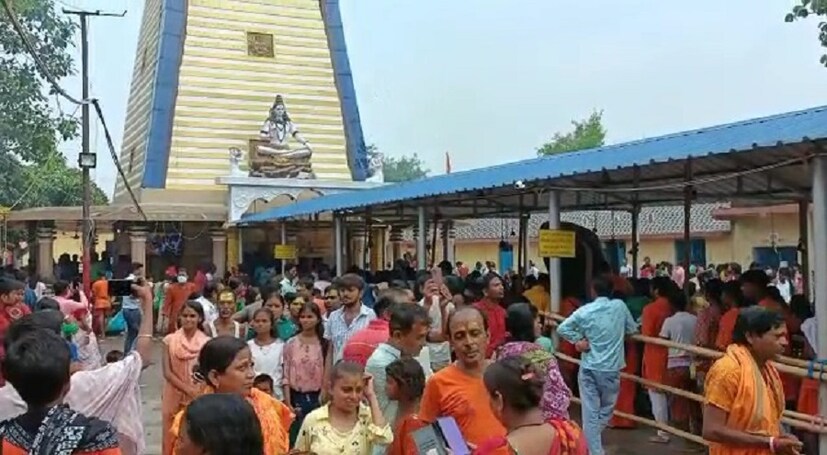 শ্রাবণ মাসের প্রত্যেক সোমবারে বহু ভক্ত সমাগম হয় চন্দ্রচূড় শিব মন্দিরে। শিবরাত্রিতে বিশাল মেলার আয়োজন করা হয় এই মন্দিরে। তবে প্রত্যেক সোমবার শ্রাবণ মাসে এই মন্দিরে বহু সংখ্যক ভক্তদের সমাগম হয়। বিগত দু'বছর করোনার জন্য বন্ধ থাকায়, চলতি বছরে পূর্ণ্যার্থীদের আনাগোনা আরও অনেকটাই বেড়ে গিয়েছে বলে দাবি করছেন স্থানীয়রা।  চন্দ্রচূড় শিব মন্দির নিয়ে স্থানীয়দের মধ্যে নানারকম কাহিনী প্রচলিত রয়েছে। এই মন্দির স্থাপন, প্রতিষ্ঠা থেকে শুরু করে পূজোর রীতিনীতি, পূণ্য লাভ - সমস্ত কিছু নিয়েই ভক্তদের মধ্যে একাধিক বিশ্বাস বিরাজ করে। (ছবি ও লেখা: Nayan Ghosh)