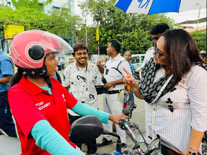 ছয় বছর আগে হঠাৎ করে থমকে গিয়েছিল তিলোত্তমা কলকাতা। একটা ভেঙে পড়া উড়ালপুল অনেক টুকরো দৃশ্যকে চোখের সামনে তুলে ধরেছিল এবার সে সমস্ত টুকরো টুকরো ছবি আঁকা হয়েছে কলকাতা চলন্তিকার ক্যানভাসে পরিচালক পাভেল পোস্তা উড়াল পুলের সঙ্গে জড়িয়ে থাকা অজস্র মানুষের দৈনন্দিন জীবনের ছোট বড় ঘটনা! যা তুলে ধরছেন এই ছবিতে। সেই বিপর্যয়ের আগের এবং পরের সব মুহূর্ত ধরা দেবে কলকাতা চলন্তিকায় আগামী শুক্রবার সিনেমা হলে মুক্তি পাচ্ছে আবার চলন্তিকা।