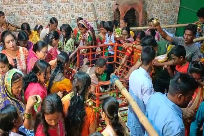পশ্চিম বর্ধমান জেলায় যতগুলি পুরনো মন্দির রয়েছে, তার মধ্যে অন্যতম আসানসোলের চন্দ্রচূড় শিব মন্দির। জনশ্রুতি রয়েছে চন্দ্রচূড় শিব মন্দির প্রায় ৫০০ বছরের পুরনো। আবার কারও কারও মতে, চন্দ্রচূড় শিব মন্দিরের বয়স ৩০৭ বছর। তবে এক কৃষক লাঙল চালাতে গিয়ে এই শিবলিঙ্গটি পেয়েছিলেন বলে জানা যায়। শিবের স্বপ্নাদেশ পেয়ে এই শিব মন্দির তৈরি করা হয়েছিল বহুবছর আগে। পরে কমিটি গঠন করার পর নতুন এই চন্দ্রচূড় মন্দিরটি গঠন করা হয়। (ছবি ও লেখা: Nayan Ghosh)