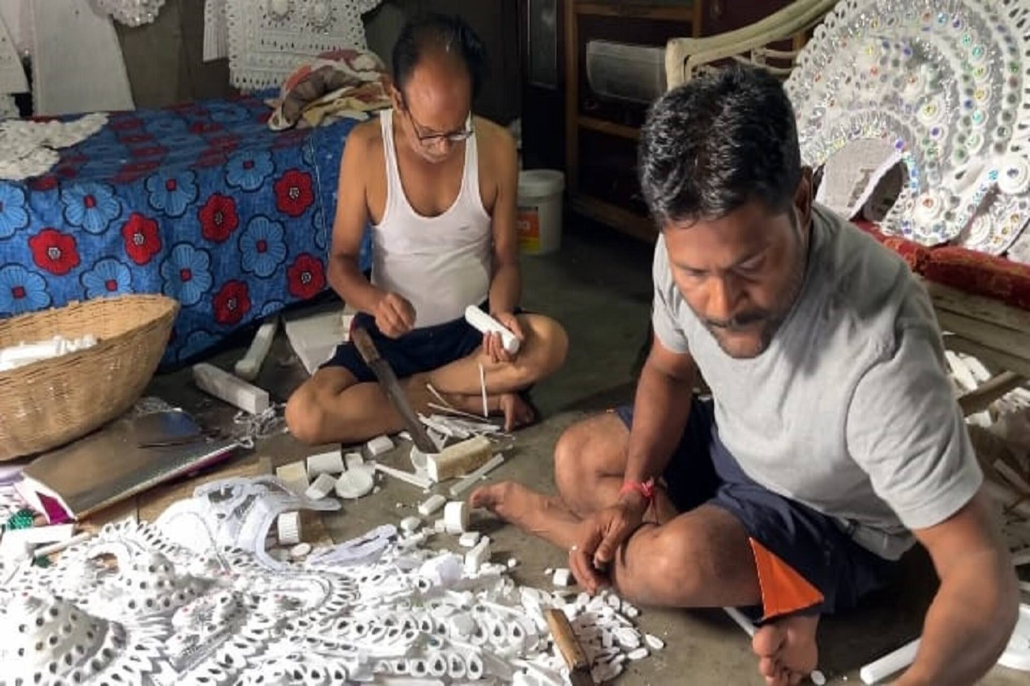 Siliguri News: বংশ পরম্পরায় আজও প্রতিমার ডাকের সাজ তৈরি করছে শিলিগুড়ির মালাকাররা