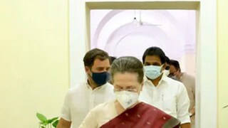 Hundreds of Congress workers gathered outside the Herald House building and staged protests against the raid. (File photo/Reuters)