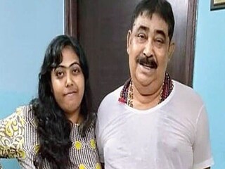 মেয়ে সুকন্যার সঙ্গে অনুব্রত মণ্ডল। ফাইল ছবি। 