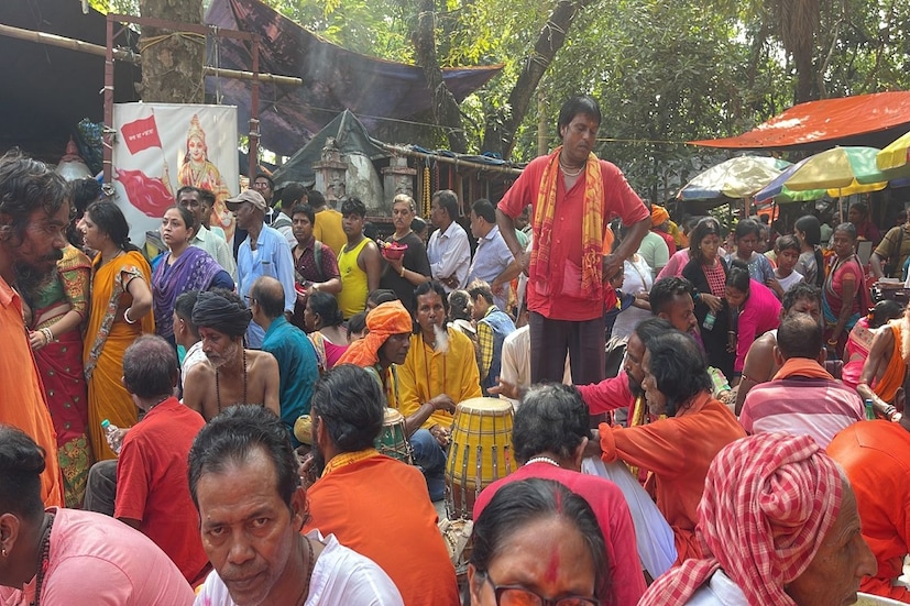 *তারাপীঠের মন্দিরে ভক্তদের ভিড়৷ গত দু'বছর করোনা অতিমারির কারণে আসতে পারেননি পুণ্যার্থীরা৷ তারাপীঠে প্রতিবছর কৌশিকী অমাবস্যায় পাঁচ লক্ষের বেশি ভক্তের সমাগম হয়ে থাকে।