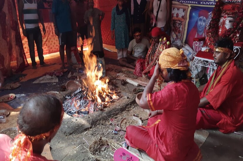 *আজ রাজবেশে সাজিয়ে পঞ্চব্যঞ্জনে ভোগ দেওয়া হয়েছে তারা মাকে। বিশেষ ভোগে রয়েছে শোল মাছ পোড়া, পাঁচ রকমের ভাজা, পোলাও। 