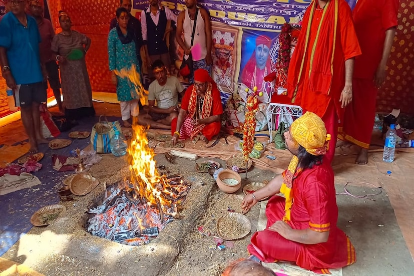 *তবে এ বছর পরিস্থিতি অনেকটাই স্বাভাবিক৷ ফলে সে সুযোগ ছাড়েননি ভক্তরা৷ নিরাপত্তারও কোনও ঘাটতি নেই৷ আঁটোসাঁটো নিরাপত্তাতেই হবে আরাধনা৷ ৩০০০ পুলিশ মোতায়েন করা হয়েছে৷ রয়েছে অ্যান্টি ক্রাইম টিম৷