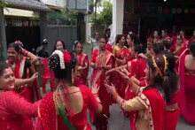 বর্ষাকে স্বাগত জানাতে লাল শাড়িতে সেজে তিজ উৎসব পালন শিলিগুড়ি ও পাহাড়ে, দেখুন