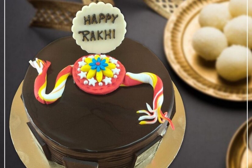 ট্রুফল কেক রাখি উত্সব উদযাপনের আরেক নিবিড় অংশ এখন কেক। ক্রিম সহ সাধারণ চকোলেট কেকের রাখির চেয়ে ভালো আর কীই বা হতে পারে! কেক নিজের পছন্দ অনুযায়ী বানানো যেতে পারে এবং এর সঙ্গে প্রাকৃতিক রঙে সাজানো খাদ্যযোগ্য রাখিও বানানো যেতে পারে।