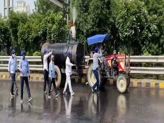 এক্সপ্রেসওয়েতে জলের স্প্রিঙ্কলার এবং অ্যান্টি-স্মগ বন্দুক ব্যবহার করা হচ্ছে