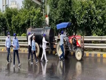 এক্সপ্রেসওয়েতে জলের স্প্রিঙ্কলার এবং অ্যান্টি-স্মগ বন্দুক ব্যবহার করা হচ্ছে