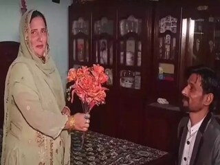  ঘুচে গেল সামাজিক অবস্থানের বেড়াজাল, পরিচারকের তুমুল প্রেমে মজলেন গৃহকর্ত্রী! বিয়েও করে ফেললেন দেখতে না দেখতেই