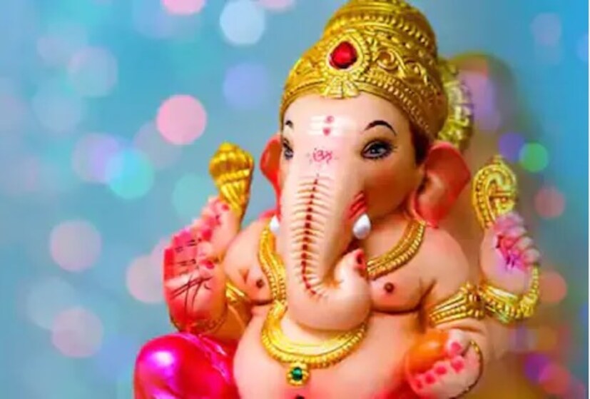 এদিকে এগিয়ে আসছে গণেশ চতুর্থীও। যাঁরা এই পুণ্য তিথিতে বাড়িতে গণেশ পূজার আয়োজন করতে চান, তাঁদের কয়েকটি বিষয় জেনে রাখা ভাল। অনেকেই বাড়ি বা ঘরের অবস্থান, মূর্তির রঙ ইত্যাদি বিবেচনা না করেই গণেশ স্থাপন করেন, এটি একেবারেই ঠিক নয়। এই স্থান নির্ধারণে বাস্তুশাস্ত্র একটি গুরুত্বপূর্ণ ভূমিকা পালন করে। নির্দিষ্ট নিয়ম মেনে গণেশ মূর্তি স্থাপন করলে তবেই সিদ্ধিদাতা আমাদের ওপর সদয় হবেন। Representative Image