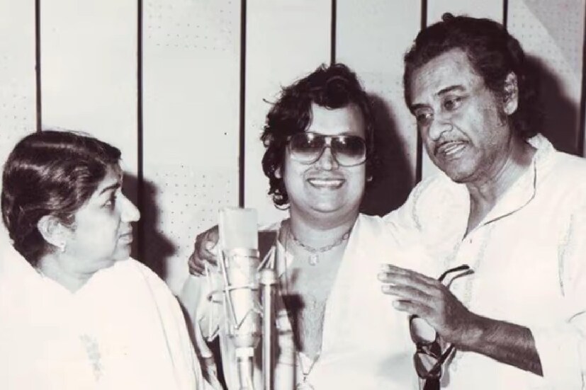 স্বপ্নে যেমন দেখতেন, ঠিক তেমনই একখানা বাড়ি বানাতে চেয়েছিলেন কিশোর কুমার। সেই বাড়ির প্রতিটা ঘর ভরা থাকবে জলে। আর তাঁর শোওয়ার ঘরের খাটের সামনে থাকবে একটা নৌকা। সেই নৌকায় চেপে তিনি যাবেন ডাউনিং রুমে। এমন বাড়ি বানানোর জন্য নাকি কিশোর কুমার একজন আর্কিটেক্ট-এর খোঁজও করেছিলেন। কিন্তু শেষমেশ তা আর হয়ে ওঠেনি। 