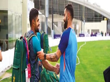 বিরাট বাবরের বন্ধুত্ব দেখল ক্রিকেট দুনিয়া