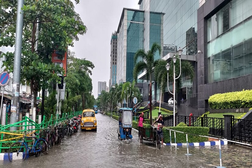 *রবিবার ভারী বৃষ্টি রাজ্যে। উত্তর বঙ্গোপসাগরে নিম্নচাপ তৈরি হবে আগামীকাল। তার প্রভাবেই আবহাওয়ার পরিবর্তন উত্তর ও দক্ষিণবঙ্গে। আজ শুক্রবার কলকাতায় আংশিক মেঘলা আকাশ। আগামীকাল থেকে আবহাওয়ার পরিবর্তন। রবিবার বৃষ্টি বাড়বে। প্রতীকী ছবি। 