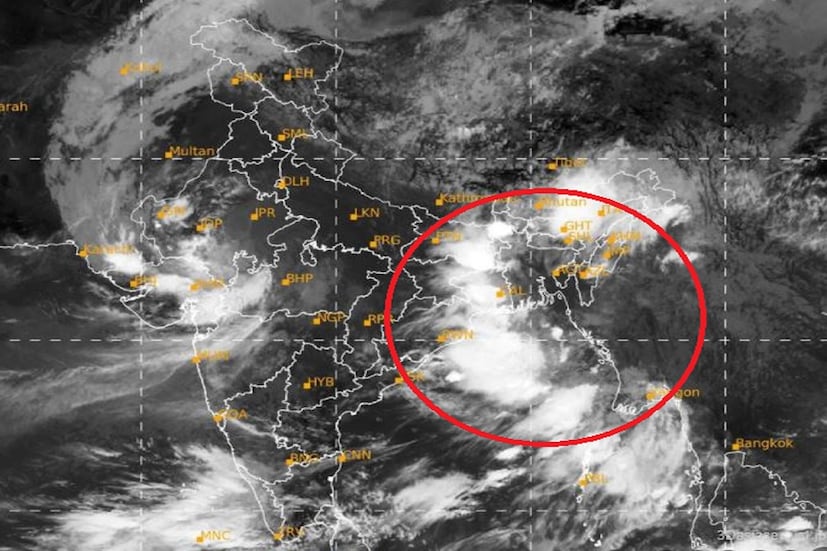 দক্ষিণবঙ্গের দিঘার ওপরে সক্রিয় মৌসুমী অক্ষরেখা। ভারী বৃষ্টির পূর্বাভাস পূর্ব-পশ্চিম মেদিনীপুর , ঝাড়গ্রাম, হাওড়া,  উত্তর ও দক্ষিণ ২৪ পরগনাতে।দক্ষিণবঙ্গের অন্যান্য জেলাতেও বজ্রবিদ্যুৎ সহ হালকা থেকে মাঝারি বৃষ্টির পূর্বাভাস৷ তবে আজকের ওয়েদার আপডেটে সোমবারের তুলনায় বৃষ্টির  পরিমাণ একটু বেশি হবে। চলতি সপ্তাহে বজ্রবিদ্যুৎ সহ বৃষ্টি চলবে দক্ষিণবঙ্গে। বাতাসে জলীয় বাষ্প এবং তাপমাত্রা বেশি থাকায় বিক্ষিপ্তভাবে বৃষ্টি চলবে। বজ্রগর্ভ মেঘ থেকে স্থানীয়ভাবে বজ্রবিদ্যুৎ সহ হালকা, মাঝারি বৃষ্টির সম্ভবনা।