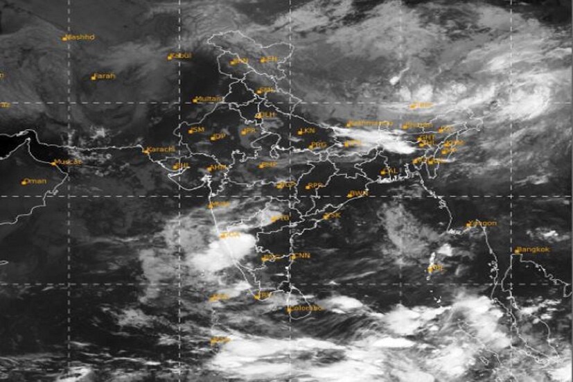 #কলকাতা: ভারতের মৌসম বিভাগ জানিয়েছে আগামী চারদিনে দক্ষিণ উপদ্বীপের ভারত, বিহার , হিমালয় সংলগ্ন পশ্চিমবঙ্গ, সিকিম, পূর্বোত্তর ভারতে ভারী বৃষ্টি হবে৷ এই সময় উত্তর পশ্চিম এবং মধ্য ভারতে বৃষ্টির গতিবিধি খানিকটা কমবে৷ আইএমডি-র ওয়েদার আপডেট অনুযায়ি সমুদ্র পৃষ্ঠে তৈরি হওয়া মৌসুমী বায়ু সক্রিয় রয়েছে৷  উত্তর ঝাড়খণ্ডের ওপর এক চক্রবর্তী পরিসঞ্চালন বায়ুস্তরের নিচুতে সক্রিয় রয়েছে৷ আরও একটি চক্রবর্তী ঘূর্ণাবর্ত দক্ষিণ তটবর্তী অন্ধ্রপ্রদেশে বজ্রবিদ্যুৎ সহ বৃষ্টির সম্ভবনা জারি রয়েছে৷ Photo Courtesy- IMD/ Sattllite Image#কলকাতা: ভারতের মৌসম বিভাগ জানিয়েছে আগামী চারদিনে দক্ষিণ উপদ্বীপের ভারত, বিহার , হিমালয় সংলগ্ন পশ্চিমবঙ্গ, সিকিম, পূর্বোত্তর ভারতে ভারী বৃষ্টি হবে৷ এই সময় উত্তর পশ্চিম এবং মধ্য ভারতে বৃষ্টির গতিবিধি খানিকটা কমবে৷ আইএমডি-র ওয়েদার আপডেট অনুযায়ি সমুদ্র পৃষ্ঠে তৈরি হওয়া মৌসুমী বায়ু সক্রিয় রয়েছে৷  উত্তর ঝাড়খণ্ডের ওপর এক চক্রবর্তী পরিসঞ্চালন বায়ুস্তরের নিচুতে সক্রিয় রয়েছে৷ আরও একটি চক্রবর্তী ঘূর্ণাবর্ত দক্ষিণ তটবর্তী অন্ধ্রপ্রদেশে বজ্রবিদ্যুৎ সহ বৃষ্টির সম্ভবনা জারি রয়েছে৷ Photo Courtesy- IMD/ Sattllite Image