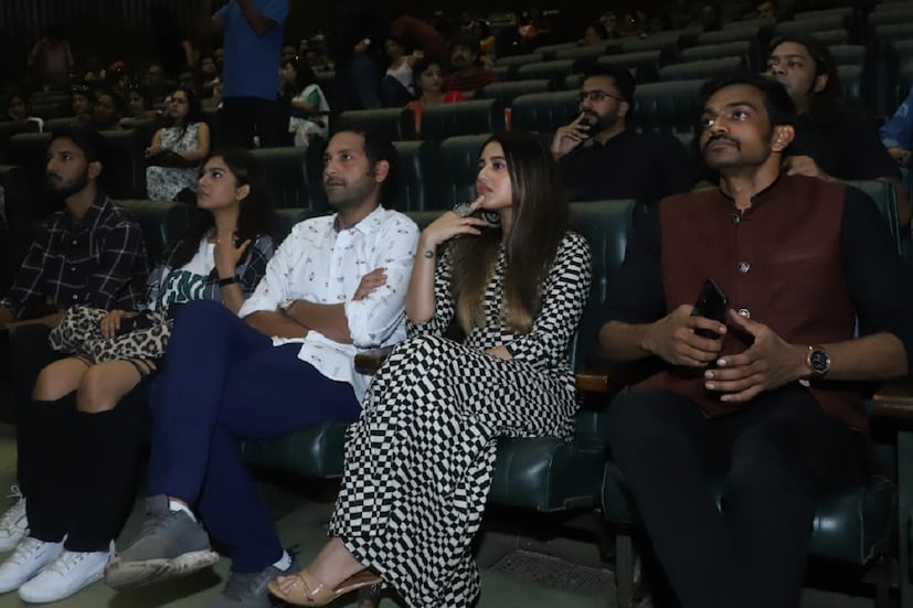 গানেই রয়েছে সিরিজের রোমহর্ষকতার গল্প। জনির ভাগ্যচক্রে হঠাৎ পরিবর্তন আসে তিনজন দুষ্কৃতী রাজনৈতিক নেতা প্রমোদ সেনের বাড়িতে অকস্মাৎ হামলা করার পর। এরপর এক এক করে রহস্যের জট খুলতে দেখা যায় জনিকে। জনি অসীম সাহসিকতার পরিচয় দিয়ে নিজে গুলি খেয়ে প্রমোদ সেনদের বাঁচিয়ে দেয়। সেইখান থেকেই ঘুরে যায় গল্পের মোড়। 