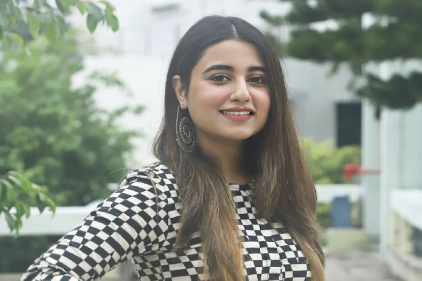 এই সিরিজ খুব তাড়াতাড়ি মুক্তি পাবে ওটিটি মঞ্চ 'ক্লিক'-এ। এই তিন জন ছাড়াও অভিনয়ে রয়েছেন কমলেশ্বর মুখোপাধ্যায়, লোকনাথ দে, অনির্বাণ ভট্টাচার্য, যুধাজিৎ সরকার, পুষ্পিতা মুখোপাধ্যায়, জয়তী চক্রবর্তী, অভ্যুদয় দে, তুষিতা বন্দ্যোপাধ্যায় প্রমুখ। সম্প্রতি মুক্তি পেল পরিচালক অভিজিৎ চৌধুরীর আগামী সিরিজের টাইটেল ট্র্যাক।