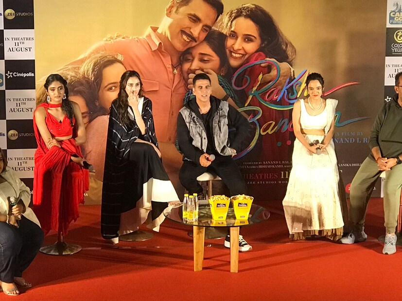 অক্ষয় গাড়ির চালকের কাছ থেকে জানতে পেরেছেন, পুরনো গ্লোব সিনেমা হল ভেঙে ফেলা হয়েছে। যেখানে এক সময়ে কত ছবি দেখতে যেতেন তিনি। 