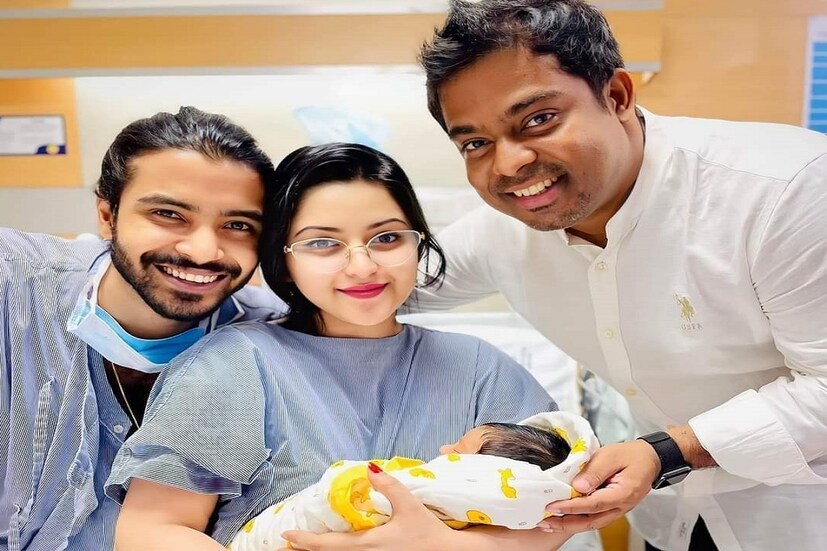 হাসপাতালের বিছানায় বসে আরও এক ছবি সোশ্যাল মিডিয়ায় শেয়ার করলেন নায়িকা। ছবিতে সঙ্গে রয়েছেন তাঁর স্বামী এবং অভিনেতা রাজ।