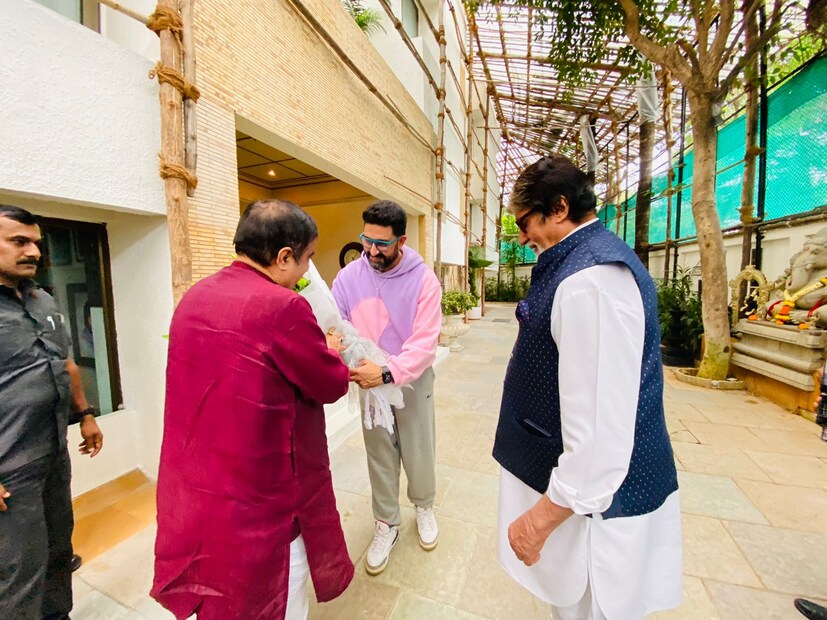 এদিন অমিতাভের পাশাপাশি মন্ত্রীর সঙ্গে দেখা করতে গিয়েছিলেন ছেলে অভিষেক-ও।