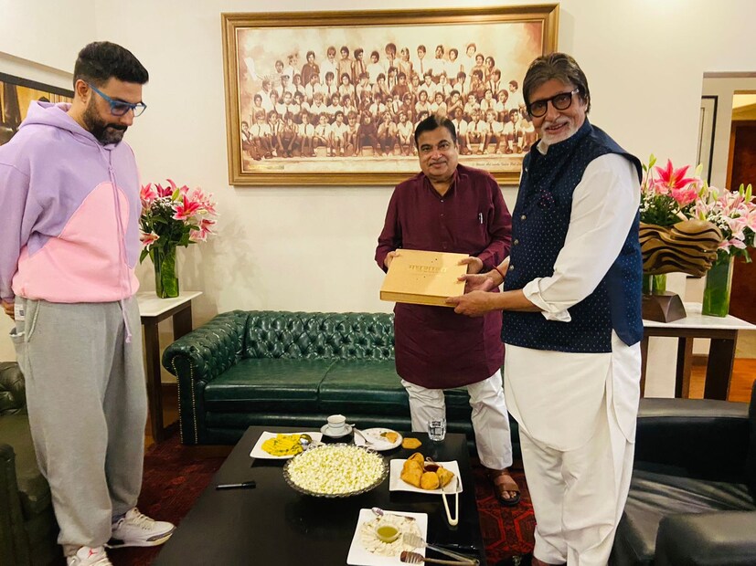 এদিন কেন্দ্রের 'সড়ক সুরক্ষা অভিযান'-কে সফল করে তুলতে অমিতাভের সাহায্য চাইলেন নিতিন গডকড়ী