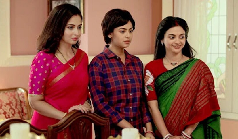 এরপরেই আছে গাঁটছড়া, গৌরি এলো, আলতা ফড়িং সব মিলিয়ে বাংলা টেলিভিশনের দর্শকেরা ফের দেখতে পেলেন দুর্দান্ত গল্প ৷