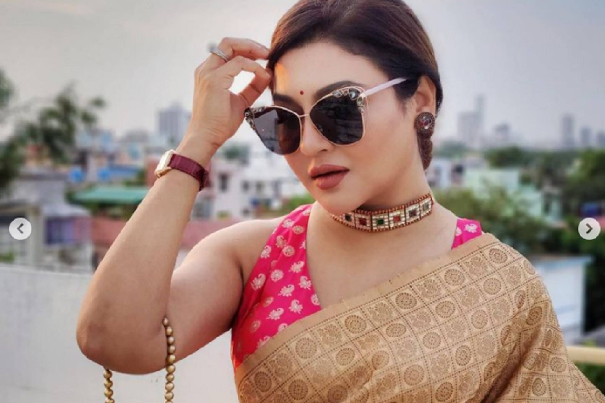 শাড়ি! ভি-নেক ব্লাউজ! কথা বলছে চোখ! নতুন লুকে তাক লাগালেন জয়া