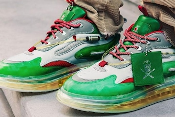 জুতোর সোলে টলটল করছে এক গ্লাস বিয়ার! অবাক করে দেবে এই স্নিকার জুতোর সোলে টলটল করছে এক গ্লাস বিয়ার! অবাক করে দেবে এই স্নিকার