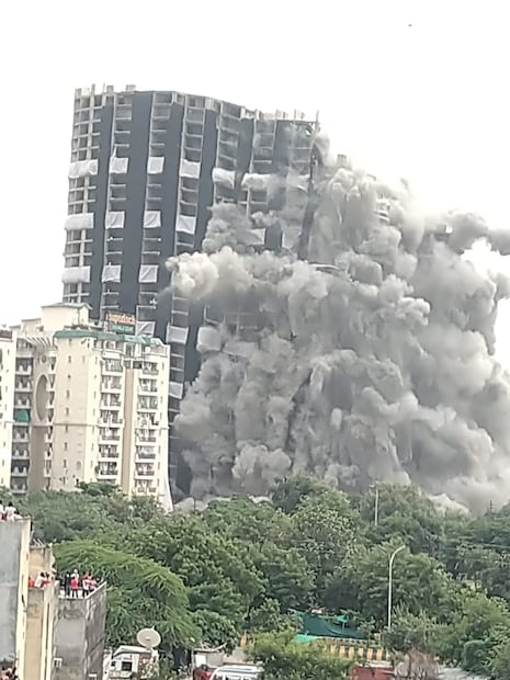 দুই টাওয়ারের মধ্যে যে ন্যূনতম দূরত্ব থাকা উচিত, তা রাখা হয়নি। এই সব দিক খতিয়ে দেখে গত বছরেই ওই জোড়া টাওয়ার ধ্বংস করার নির্দেশ দেয় শীর্ষ আদালত৷