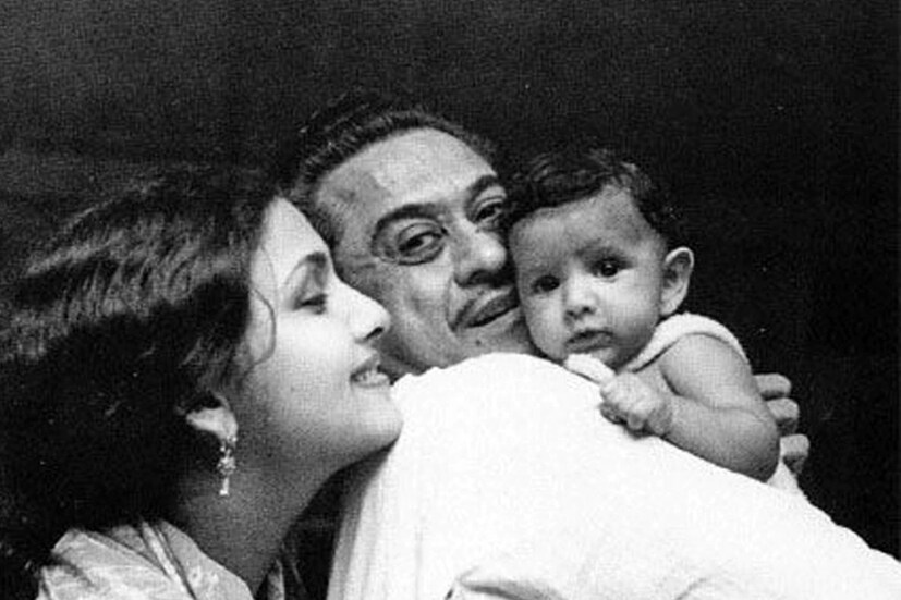অনেকে তাঁকে বলত খামখেয়ালি। কেউ বলত, নিজের মেজাজে চলেন। কিশোর কুমারের মনে কখন কী চলত, বোঝা মুশকিল ছিল। আজ তাঁর জন্মবার্ষিকী। কোটি কোটি মানুষের মনে তিনি আজও অমর। তাঁর গান, তাঁর গায়েকি, চালচলন, জীবন-যাপন, মেজাজ, এসব নিয়ে বলতে বসলে রাত পেরিয়ে যাবে। তিনি কিংবদন্তি। গানের জগতে তিনি অমর, অক্ষয় ধ্রুবতারা।