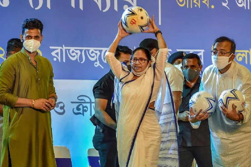 সোশ্যাল মিডিয়া তো বটেই, মানুষের মুখে মুখে ঘুরেছে সেই স্লোগান। খেলা হবে। কেউ বলেছেন, আস্ফালন। কেউ বলেছিলেন, এটাই মমতার ক্যারিশ্মা। যা করেন, তাই হিট। অবশ্যই হিট স্লোগান। সাম্প্রতিক সময়ে এটাই হয়তো সব থেকে জনপ্রিয় রাজনৈতিক স্লোগান!