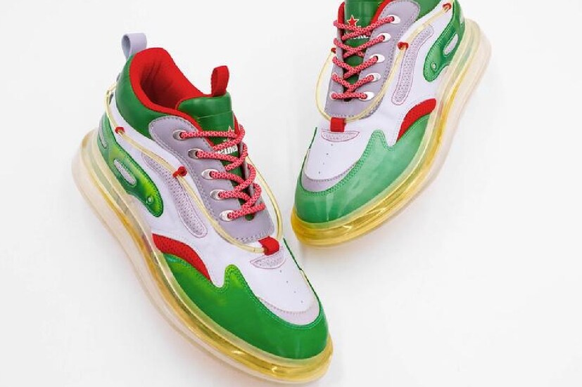 এই দারুন জুতোর নাম  ‘হেইনকিকস’ (Heinekicks)। এই স্নিকার পরে হাঁটলে মনে হবে যেন পায়ের নিচে বিয়ার টলটল করছে। এমনই দাবি করছে সংস্থা।