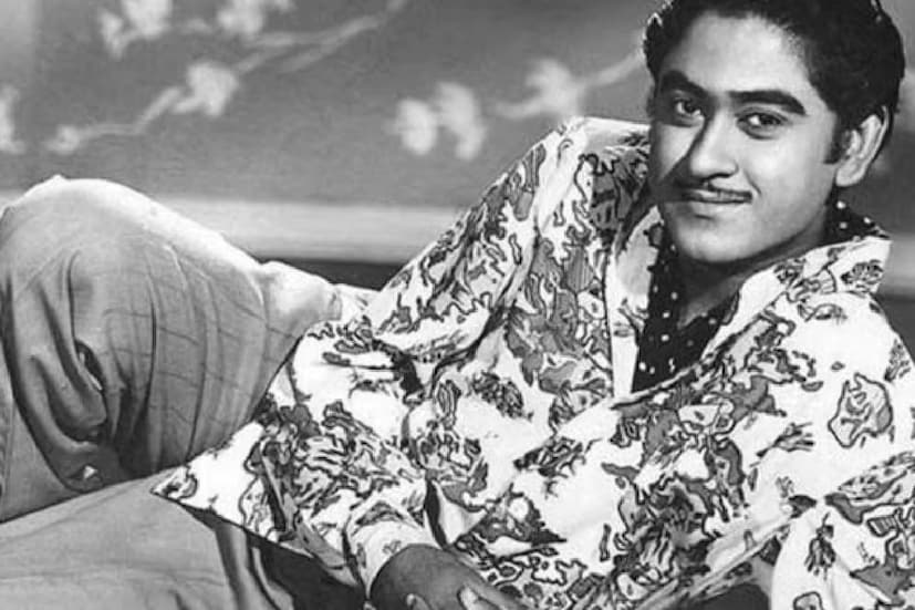 কিশোর কুমার হইতে সাবধান। এমনই লেখা একটি বোর্ড টাঙানো ছিল তাঁর বাড়ির সামনে। একবার চলচিত্র পরিচালক এইচএস রাওয়াল এসেছিলেন কিশোর কুমারের বাড়িতে। কথাবার্তার পর রাওয়াল যখন বেরিয়ে যাচ্ছেন, তখন তাঁর হাত কামড়ে দেন কিশোর কুমার। রাওয়াল কারণ জানতে চাইলে তিনি বলেন, বাড়ির বাইরে টাঙানো বোর্ড দেখে আসা উচিত ছিল তাঁর।