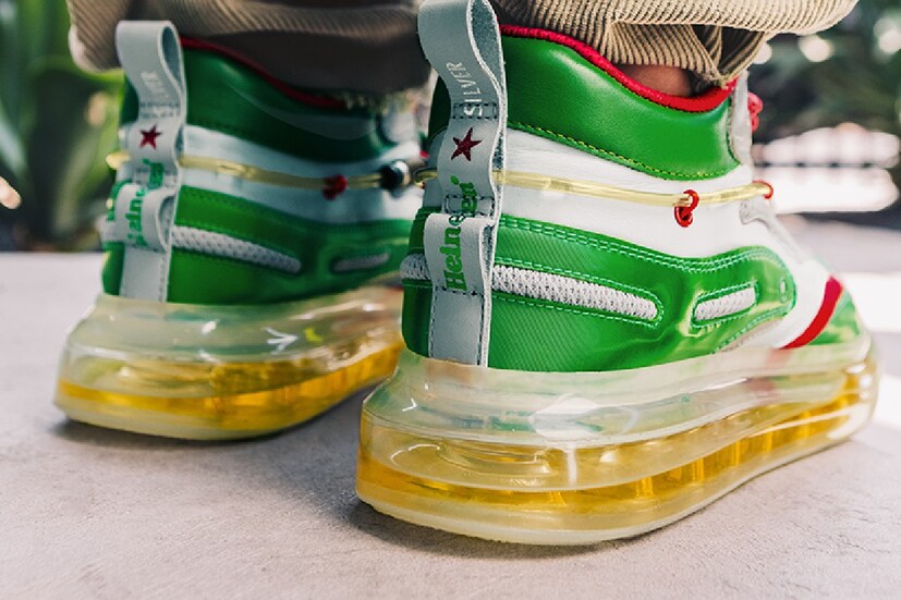 সবুজ, লাল এবং সিলভার রঙের মিশেলে তৈরি করা হয়েছে এই জুতো। 