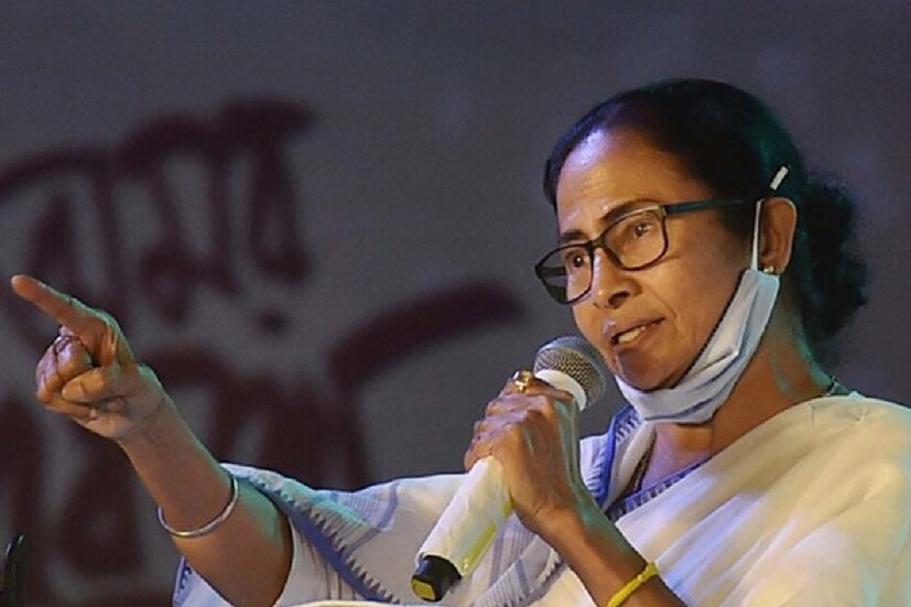 মমতা বন্দ্যোপাধ্যায় এদিন বলেছেন, খেলা হবে কথাটা কেন বলেছিলাম জানেন? জীবনটাই তো খেলা। এখন আমরা জানতে পারি জন্মটা কখন হবে! যতদিন বেঁচে থাকব জীবন। তাই জীবন সংগ্রামের পথে খেলতে খেলতে পৌঁছে যাব।