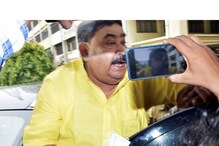 প্রিজন ভ্যান নয়, অনুব্রতকে জেলে নিয়ে গেল পুলিশের পাইলট কার! দেখুন ভিডিও প্রিজন ভ্যান নয়, অনুব্রতকে জেলে নিয়ে গেল পুলিশের পাইলট কার! দেখুন ভিডিও