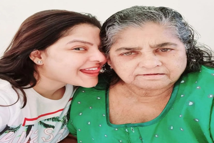 বেলঘরিয়ায় পুরনো বাড়িতে একাই থাকেন তাঁর মা। সূত্রের খবর, আজ জেলে বসে বারবার নাকি মায়ের কথাই মনে পড়ছে অর্পিতার। বয়স্ক, অসুস্থ মা। মায়ের চিকিৎসা ঠিক মতো হচ্ছে তো? মা ভাল আছে তো? সূত্রের খবর, আইনজীবীদের বারবার এ সব প্রশ্নই করছেন অর্পিতা।