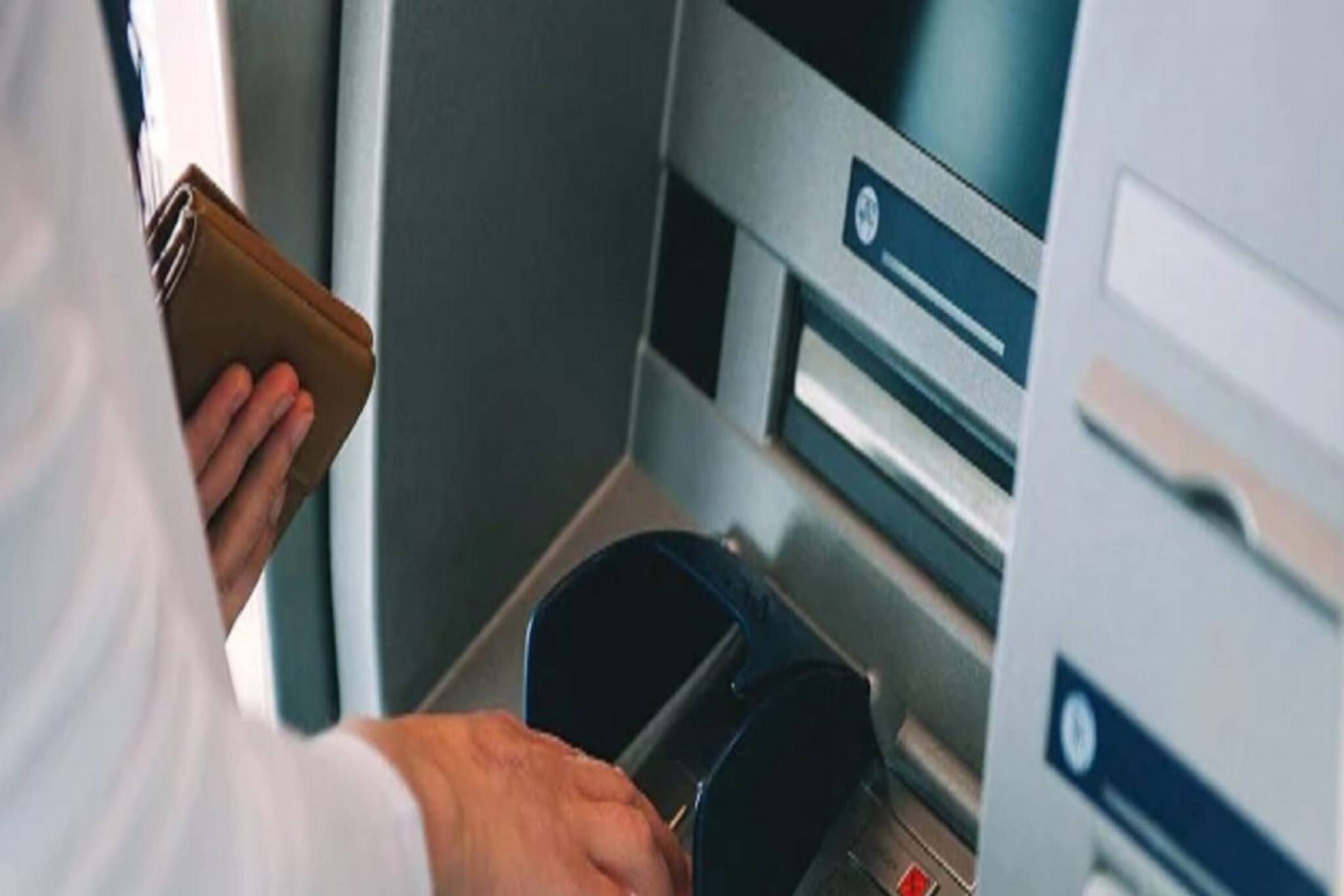 হারিয়ে ফেলেছেন এটিএম কার্ড ? ভয় না পেয়ে যে কাজটা প্রথম করতে হবে জেনে নিন