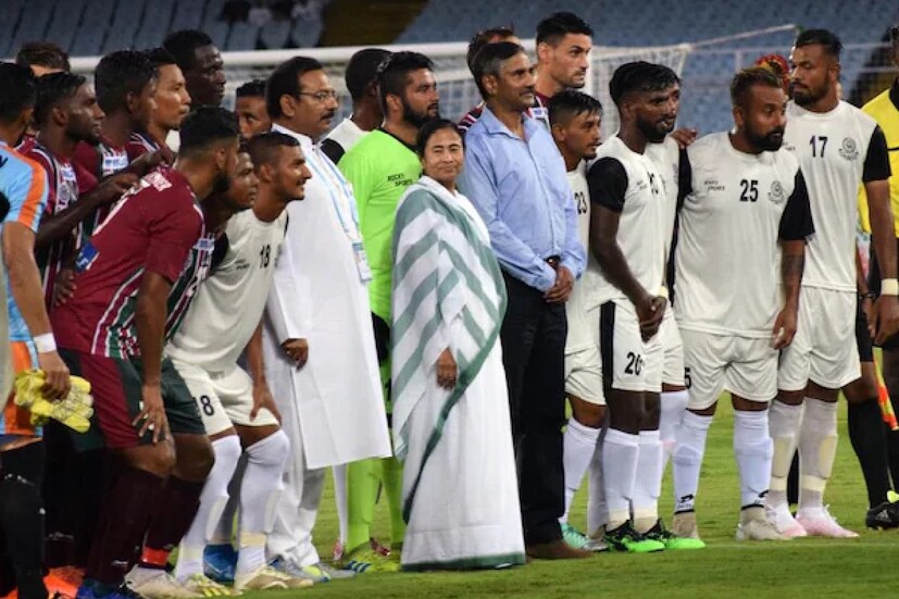 মোহনবাগান ক্লাব তো অনেকের কাছেই মায়ের সমান। সবুজ-মেরুন ক্লাব মানেই সমর্থকদের কাছে মা-এর মতো। মুখ্যমন্ত্রী মমতা বন্দ্যোপাধ্যায়ের হৃদয়েও মোহনবাগানের জন্য আলাদা জায়গা রয়েছে।