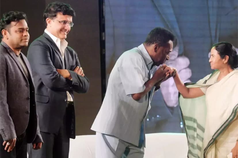 মোহনবাগান ক্লাবের কথা শুনলেই তাঁর মায়ের কথা মনে পড়ে। জানালেন মমতা বন্দ্যোপাধ্যায়। এদিন তিনি বললেন, আমরা তখন খুব ছোট।পেলে এসেছিল। বিদেশ বোস গোল দিয়েছিল।আমার মা হঠাৎ দেখি মা কালীকে পুজো পাঠাত।মোহনবাগানের খেলা হলেই মা কালীঘাটে পুজো পাঠাত। মা মোহনবাগান করত। দাদা ইস্টবেঙ্গল করে। আমি মহামেডানও করি।