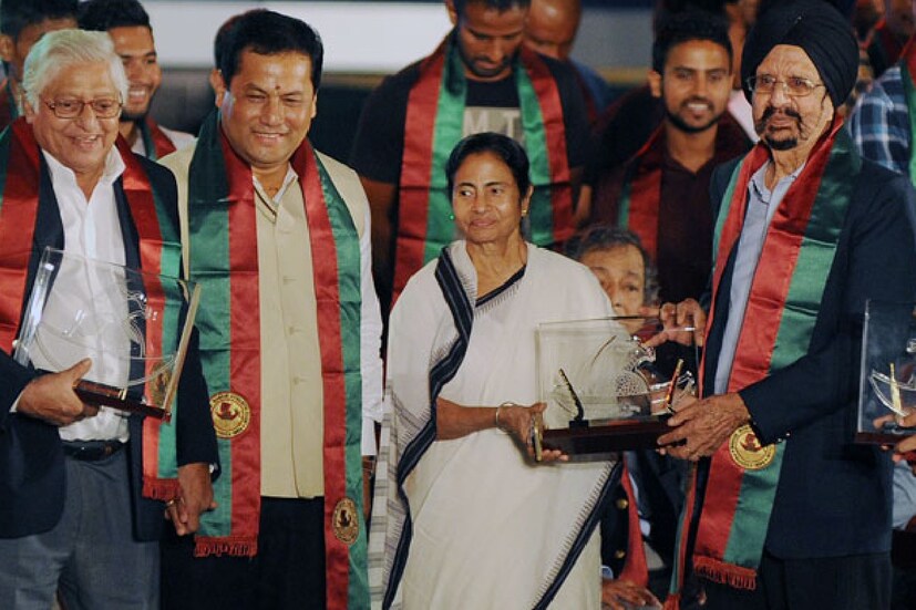 মমতা বন্দ্যোপাধ্যায় আরও বলেন, কত মানুষ খেলেছেন, কত মানুষ হেঁটে চলে গেছেন। কিন্তু আজ পর্যন্ত, এতদিন বাদেও, শতবর্ষ পেরিয়ে গেলেও ক্লাবের ঐতিহ্য কেউ ভুলতে পারিনি, পারবও না। আমরা যতই আধুনিক হই না কেন, ,মনের ভিতরে যে হৃদয় থেকে সেটাই মনে করিয়ে দেয় ঐতিহ্যের কথা।